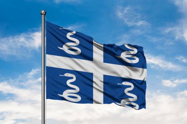 Martinique beyaz bulutlu mavi gökyüzü karşı rüzgarda sallayarak bayrak.