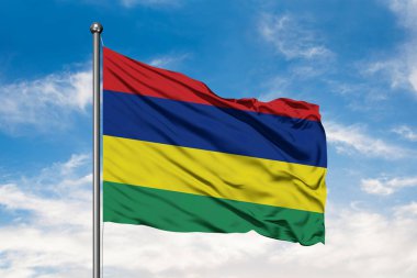Mauritius beyaz bulutlu mavi gökyüzü karşı rüzgarda sallayarak bayrak. Mauritius bayrak.
