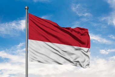 Monaco beyaz bulutlu mavi gökyüzü karşı rüzgarda sallayarak bayrak. Monacan bayrağı.