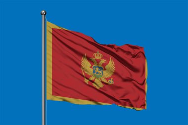 Karadağ derin mavi gökyüzü karşı rüzgarda sallayarak bayrak.