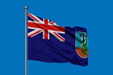 Montserrat derin mavi gökyüzü karşı rüzgarda sallayarak bayrak.