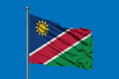 Namibya derin mavi gökyüzü karşı rüzgarda sallayarak bayrak. Namibya bayrak.