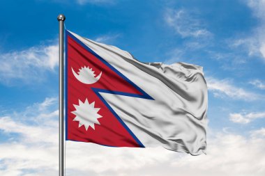 Nepal beyaz bulutlu mavi gökyüzü karşı rüzgarda sallayarak bayrak. Nepal bayrağı.