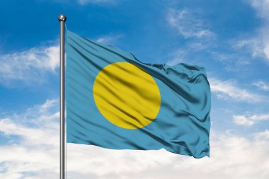 Palau Beyaz bulutlu mavi gökyüzü karşı rüzgarda sallayarak bayrak.