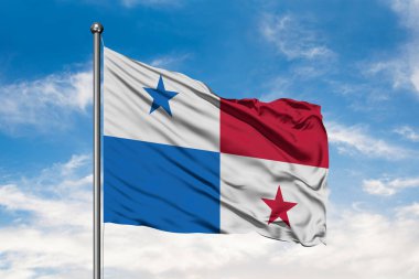 Panama beyaz bulutlu mavi gökyüzü karşı rüzgarda sallayarak bayrak. Panama bayrağı.