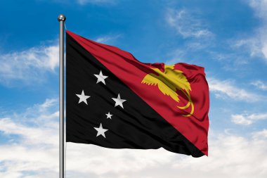 Papua Yeni Gine beyaz bulutlu mavi gökyüzü karşı rüzgarda sallayarak bayrak. Gineli bayrak.