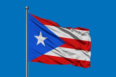 Porto Riko derin mavi gökyüzü karşı rüzgarda sallayarak bayrak.