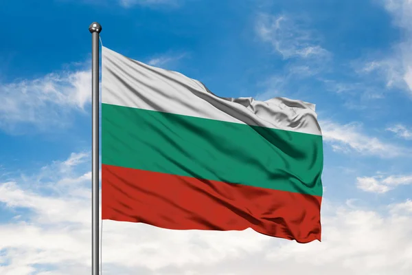 Bandera Bulgaria Ondeando Viento Contra Cielo Azul Nublado Blanco Bandera — Foto de Stock