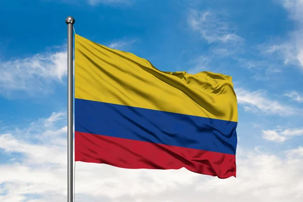 Bandera Colombia Ondeando Viento Contra Cielo Azul Nublado Blanco Bandera — Foto de Stock