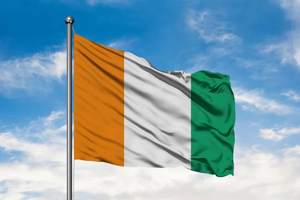 Flagga Cote Ivoire Vajade Vinden Mot Vit Grumlig Blå Himmel — Stockfoto