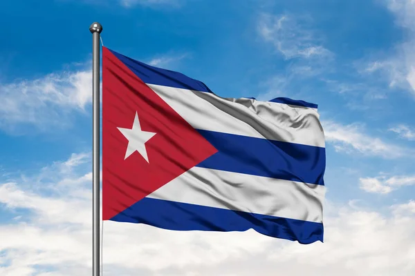 Σημαία Της Κούβας Κουνώντας Στον Αέρα Εναντίον Λευκό Θολό Μπλε — Φωτογραφία Αρχείου