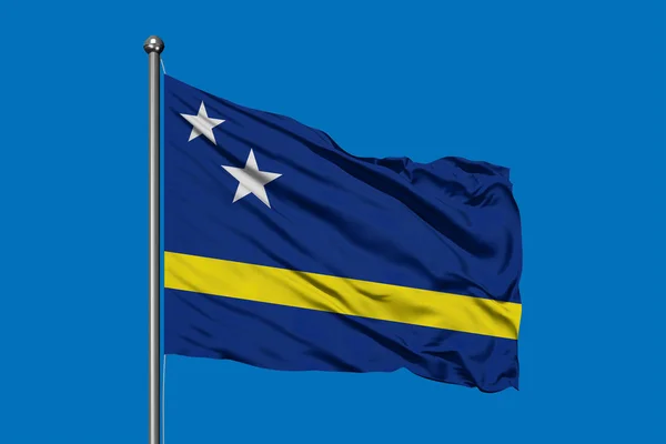 真っ青な空と風になびかせてキュラソー島の旗 — ストック写真