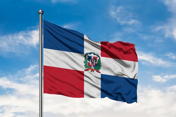 Bandeira República Dominicana Acenando Vento Contra Céu Azul Nublado Branco — Fotografia de Stock