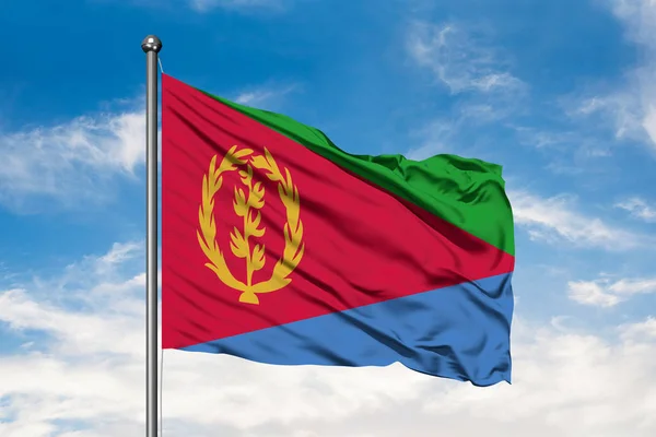 Bandera Eritrea Ondeando Viento Contra Cielo Azul Nublado Blanco Bandera — Foto de Stock