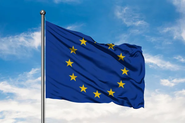 Bandeira União Europeia Acenando Vento Contra Céu Azul Nublado Branco — Fotografia de Stock