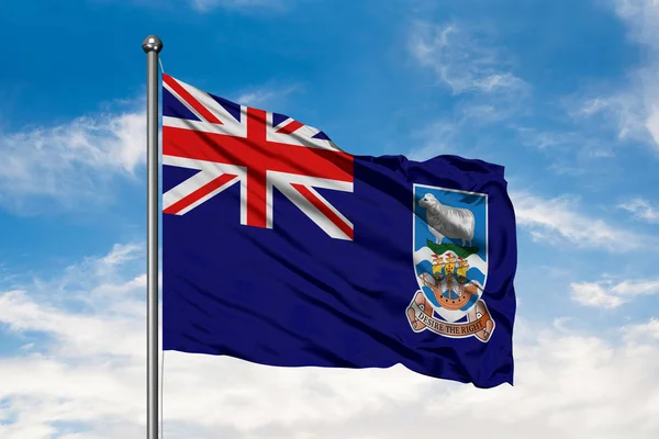 福克兰群岛国旗在风中飘扬 反对白色多云的蓝天 — 图库照片