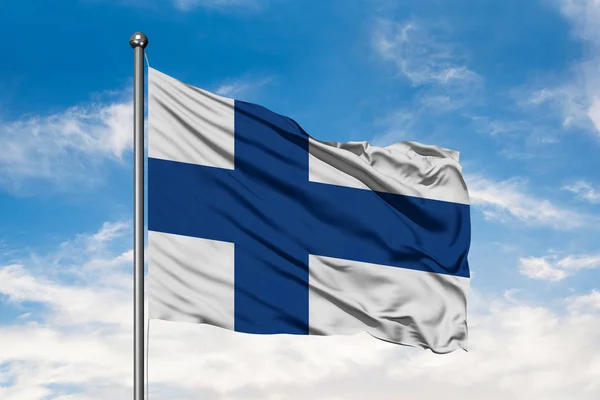 Bandiera Della Finlandia Sventola Nel Vento Contro Cielo Bianco Nuvoloso — Foto Stock