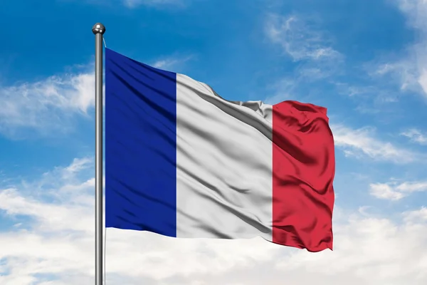 Flaga Francji Macha Wietrze Przeciwko Biały Błękitne Niebo Pochmurne Flaga — Zdjęcie stockowe