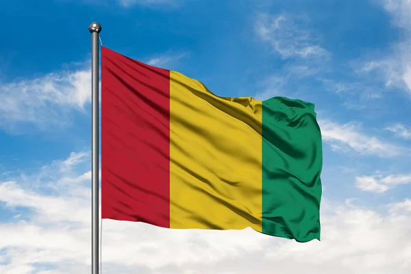 Bandera Guinea Ondeando Viento Contra Cielo Azul Nublado Blanco Bandera — Foto de Stock