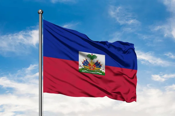 Vlag Van Haïti Wuiven Wind Tegen Witte Bewolkte Blauwe Hemel — Stockfoto