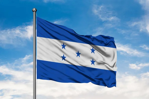 Bandeira Honduras Acenando Vento Contra Céu Azul Nublado Branco Bandeira — Fotografia de Stock