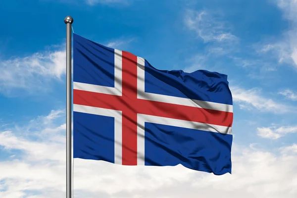 Bandera Islandia Ondeando Viento Contra Cielo Azul Nublado Blanco Bandera —  Fotos de Stock