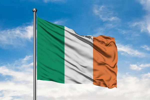 Bandiera Irlanda Sventola Nel Vento Contro Bianco Cielo Blu Nuvoloso — Foto Stock