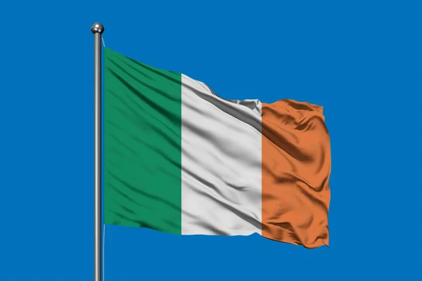 Bandeira Irlanda Acenando Vento Contra Céu Azul Profundo Bandeira Irlandesa — Fotografia de Stock