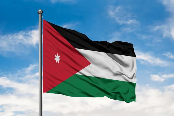 青空白い曇り風になびかせてヨルダンの旗 ヨルダンの国旗 — ストック写真