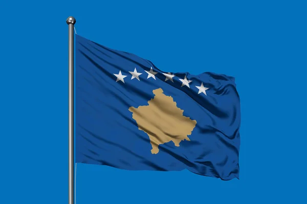 真っ青な空と風になびかせてコソボの旗 — ストック写真