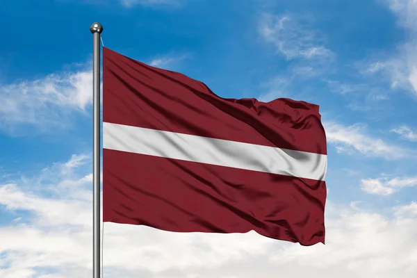 Флаг Латвии Размахивающий Ветру Против Белого Облачно Голубого Неба Флаг — стоковое фото