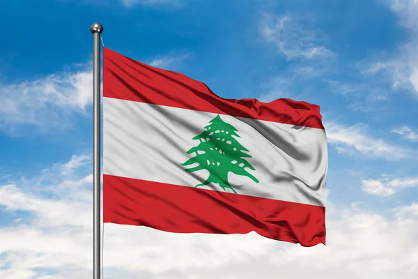 Vlag Van Libanon Wuiven Wind Tegen Witte Bewolkte Blauwe Hemel — Stockfoto