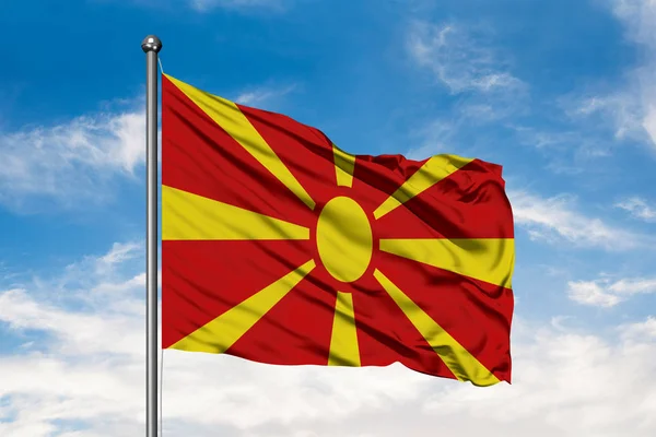 Vlag Van Macedonië Wuiven Wind Tegen Witte Bewolkte Blauwe Hemel — Stockfoto