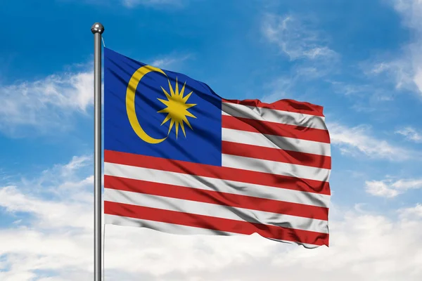 Malezya Beyaz Bulutlu Mavi Gökyüzü Karşı Rüzgarda Sallayarak Bayrak Malezya — Stok fotoğraf