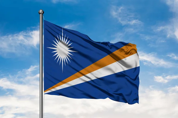 马绍尔群岛的旗子在风中飘扬对白色多云的蓝天 — 图库照片