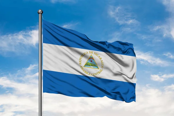 Drapeau Nicaragua Agitant Dans Vent Contre Ciel Bleu Nuageux Blanc — Photo