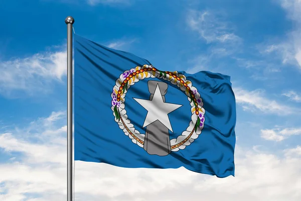 Флаг Северных Марианских Островов Размахивающий Ветром Против Белого Облачно Синего — стоковое фото