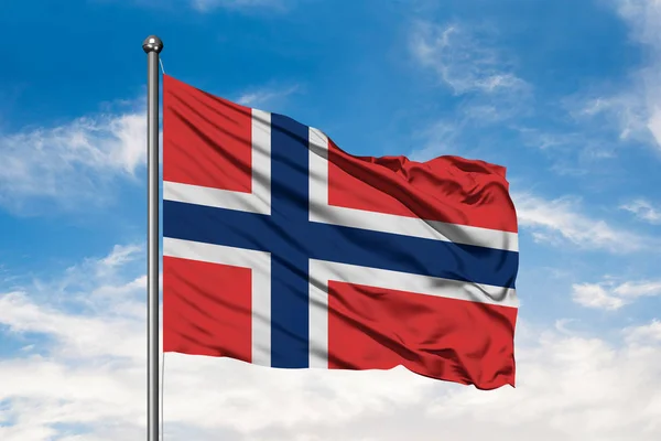 Bandera Noruega Ondeando Viento Contra Cielo Azul Nublado Blanco Bandera — Foto de Stock