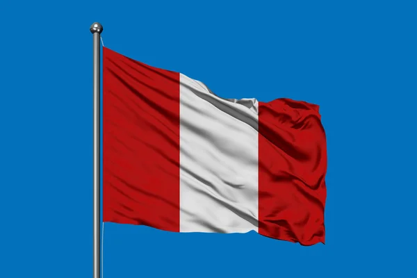 真っ青な空と風になびかせてペルーの旗 ペルーの国旗 — ストック写真