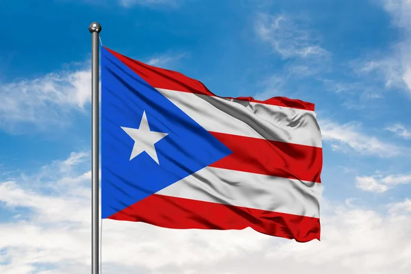 Porto Riko Beyaz Bulutlu Mavi Gökyüzü Karşı Rüzgarda Sallayarak Bayrak — Stok fotoğraf