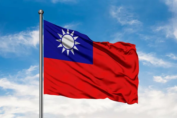 Flaga Tajwan Macha Wietrze Przeciwko Biały Błękitne Niebo Pochmurne Flaga — Zdjęcie stockowe
