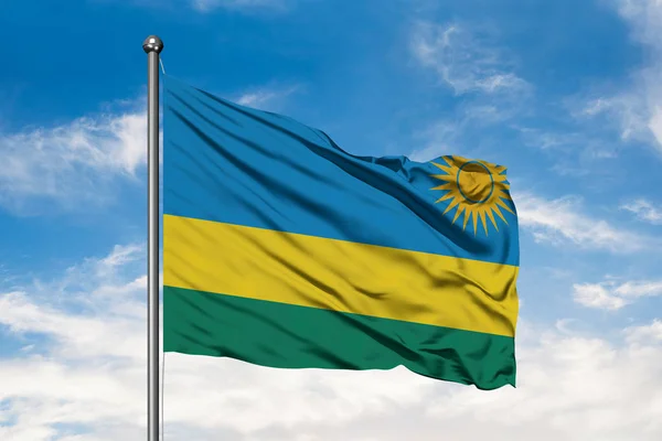 Drapeau Rwanda Agitant Dans Vent Contre Ciel Bleu Nuageux Blanc — Photo