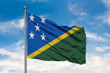 Solomon Adaları beyaz bulutlu mavi gökyüzü karşı rüzgarda sallayarak bayrağı.