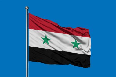 Suriye derin mavi gökyüzü karşı rüzgarda sallayarak bayrak. Suriye bayrağı.