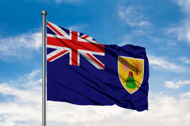 Turks ve Caicos Adaları beyaz bulutlu mavi gökyüzü karşı rüzgarda sallayarak bayrağı.