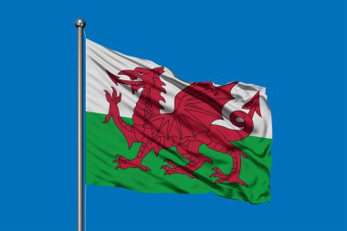 Galler derin mavi gökyüzü karşı rüzgarda sallayarak bayrak. Galli bayrak.