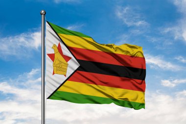 Zimbabve beyaz bulutlu mavi gökyüzü karşı rüzgarda sallayarak bayrak. Zimbabve bayrağı.