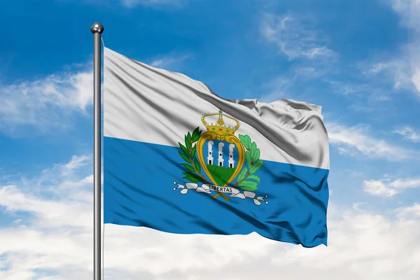 Flaga San Marino Macha Wietrze Przeciwko Biały Zachmurzone Niebo Niebieski — Zdjęcie stockowe