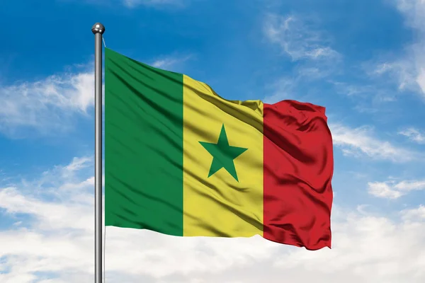 Flagga Senegal Vajade Vinden Mot Vit Grumlig Blå Himmel Senegals — Stockfoto