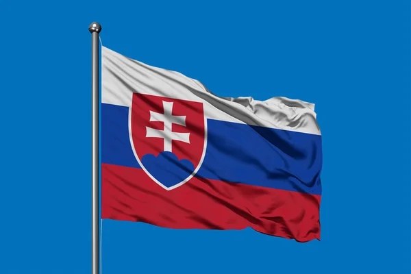 真っ青な空と風になびかせてスロバキアの旗 スロバキアの旗 — ストック写真